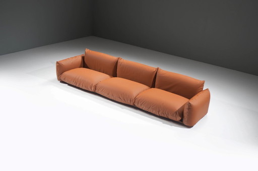 Splendido divano Marenco XL in pelle color cognac disegnato da Mario Marenco per Arflex Italia.