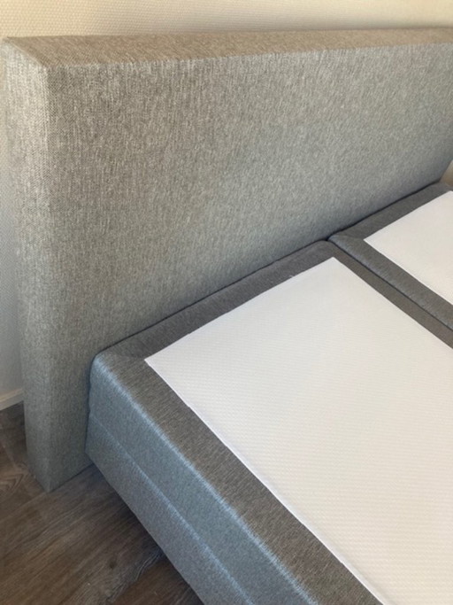 Kingsize bed met hoofdboord: tijdloos ontwerp en ultiem slaap comfort.
