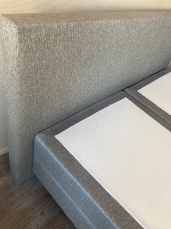 Image 1 of Kingsize bed met hoofdboord: tijdloos ontwerp en ultiem slaap comfort.