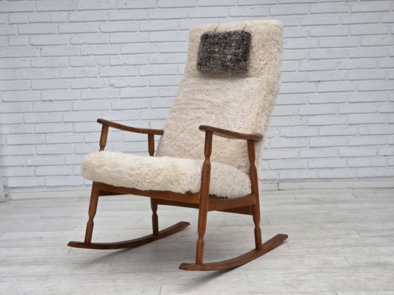Image 1 of Fauteuil à bascule danois des années 1970, retapissé de véritable peau de mouton de qualité.