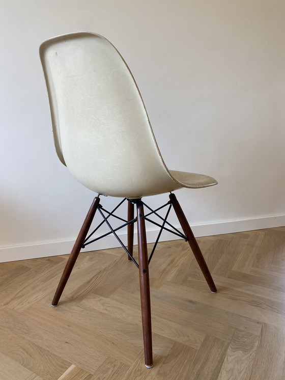Image 1 of Eames glasvezel kuipstoel voor Herman Miller