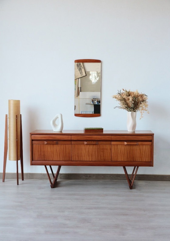 Image 1 of Elliotts of Newbury Low Dressoir: een icoon van mid-century design in teakhout