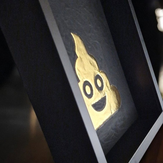 Image 1 of Opera d'arte con emoticon di merda in oro 23 carati, incorniciata e dorata, edizione limitata