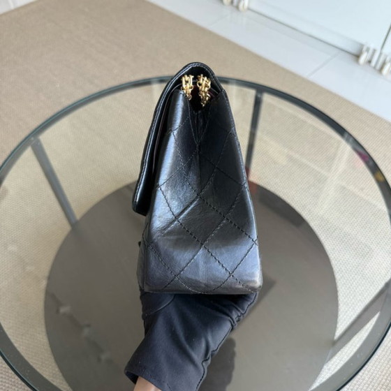 Image 1 of Chanel 2.55 Reissue 227 – Gestepptes, gealtertes Kalbsleder, Schwarz, Goldbeschläge