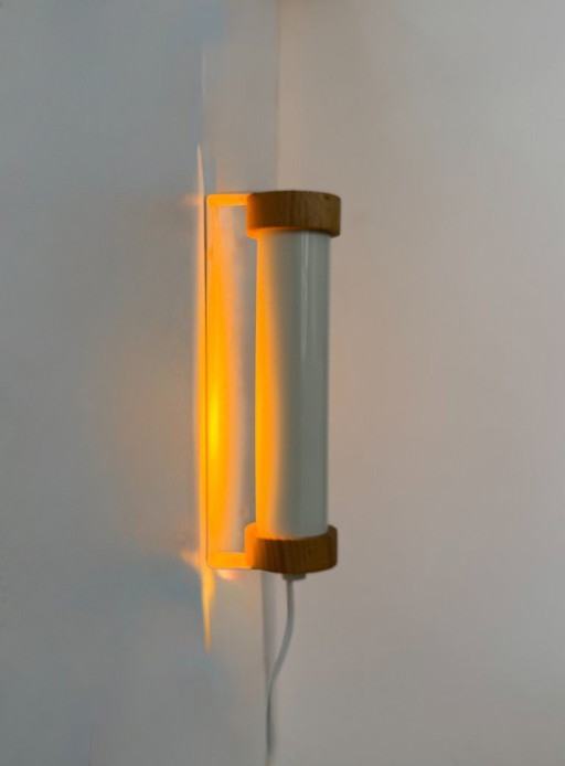 Aplique de pared vintage orientable, metal lacado en blanco y pino, Suecia, 1980