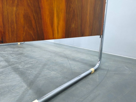 Image 1 of Bauhaus buisvormig stalen bed met walnotenhouten panelen, Tsjechoslowakije, jaren 1930