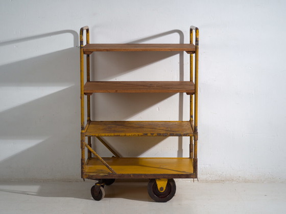 Chariot industriel en métal jaune – Chariot d'usine Europe – circa 1950 – Dessertes, Metal, Iron (photo 21 of 35)
