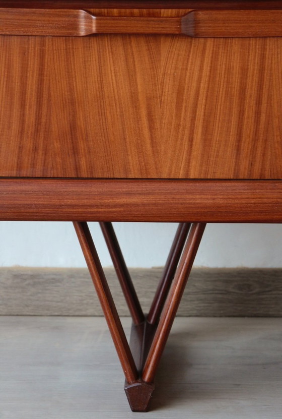 Image 1 of Elliotts of Newbury Low Dressoir: een icoon van mid-century design in teakhout