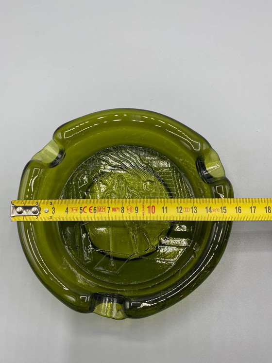 Vintage olijfgroene glazen asbak, met reliëf van een glasblazer, jaren 70. – Glazen & Karaffen, Art Deco (photo 4 of 4)