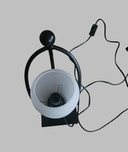 Lampe de table au design ludique – Métal figuratif et verre mat