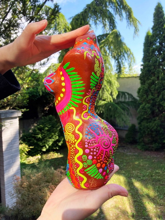 Image 1 of Statuetta fluorescente per body art. Realizzata a mano dall'artista.