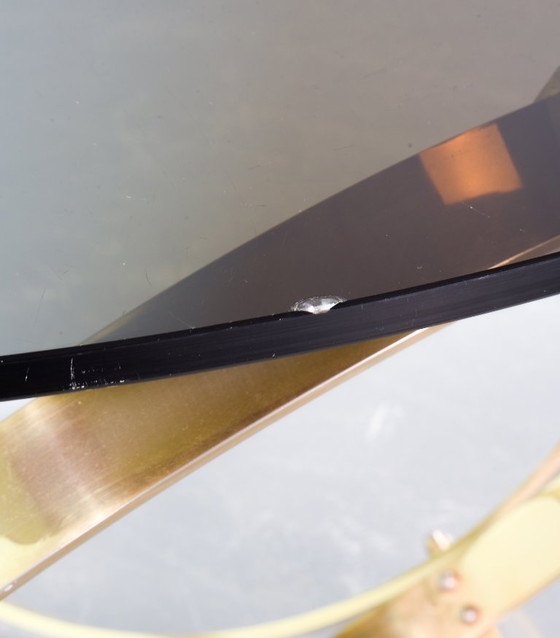 Image 1 of Mesa baja redonda de latón Knut Hesterberg con tapa de cristal ahumado para Ronald Schmitt. Alemania, 1970s.