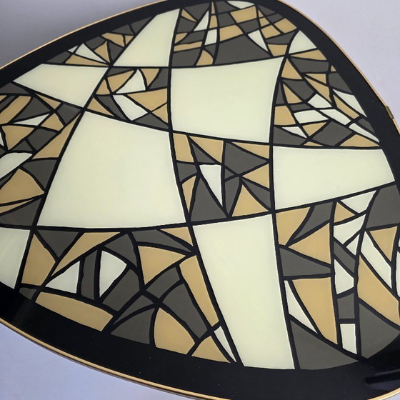 Image 1 of Tavolino da caffè vintage. Triangolare, a tre gambe, a forma di "rene". Piano in vetro con motivo retrò. Anni '50/'60.