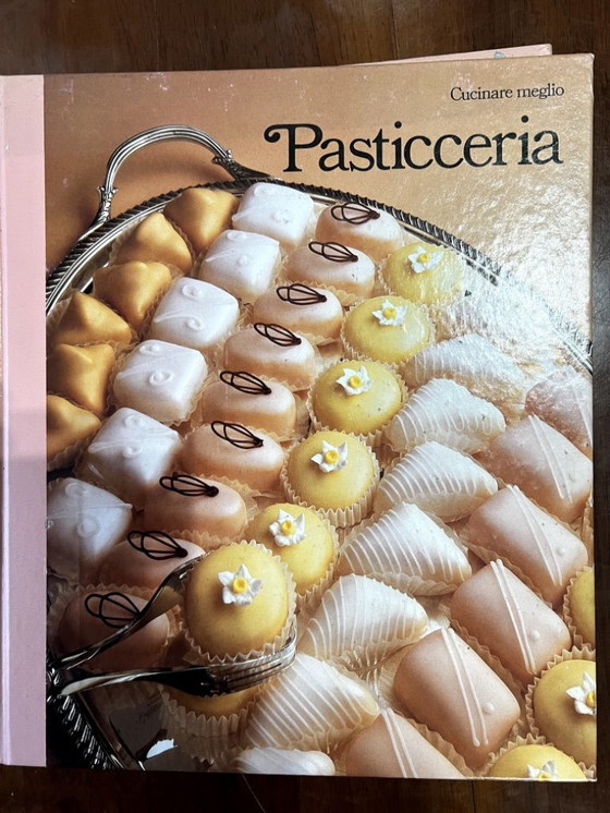Image 1 of Lotto di 24 volumi di Cucinare meglio di Ermanno Conti, edizione tradotta, pubblicato da Arnoldo Mondadori nel 1983, in italiano