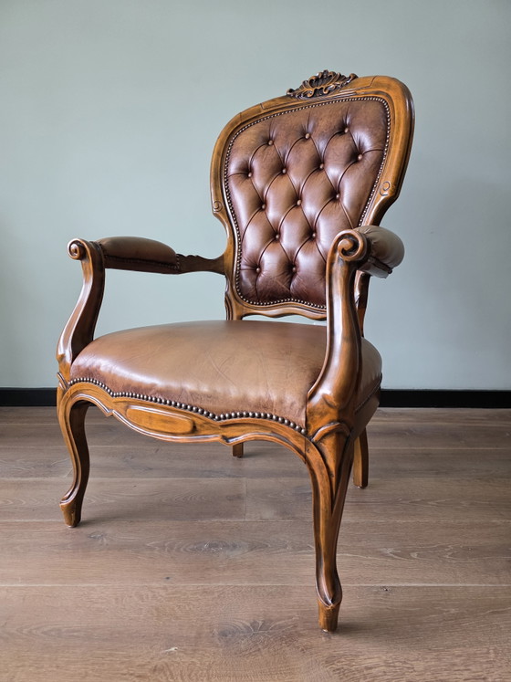 Image 1 of Klassieke vintage leren fauteuil met houten frame