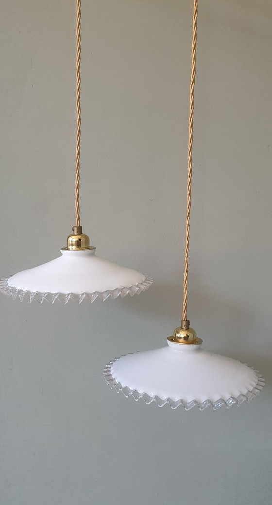 Set di Lampade a sospensione Vintage in Vetro Opalino Bianco. Modello 'Pie crust' – Metallo (photo 2 of 21)