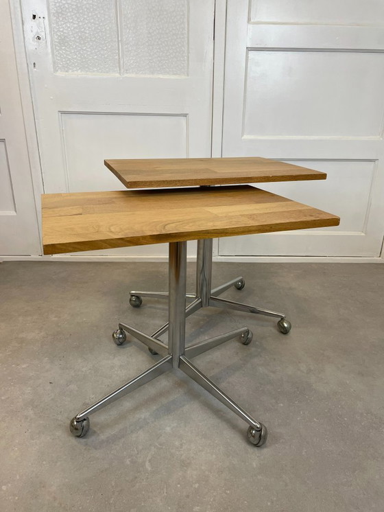 Image 1 of Ensemble de tables d'appoint mobiles avec plateau en chêne