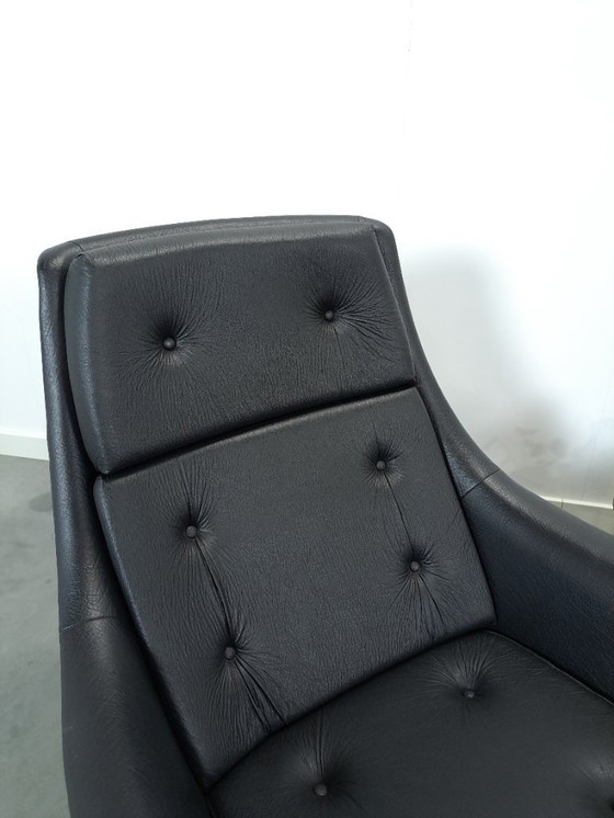 Image 1 of Sedia girevole in pelle artificiale nera proveniente dalla Svezia