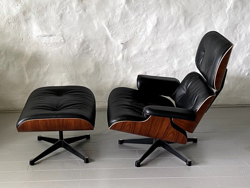 Originele Eames Lounge Chair Palissander XL in zwart leer inclusief Ottoman.