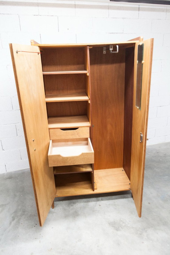 Image 1 of Armoire 1950 Mid-Century-Modern chêne en frisage 2 portes, 2 tiroirs, 4 étagères, 30cm de penderie et miroir 54x18cm