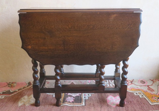 Image 1 of Ancienne table à manger à rallonge en chêne patiné avec bords sculptés, 1900