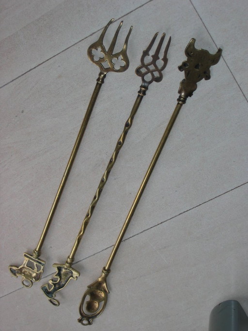 Juego de tres tenedores antiguos para tostar