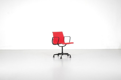Sessel „EA 117“ von Charles Ray Eames für ICF USA 1969.