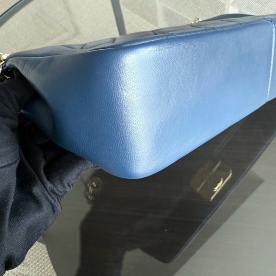Image 1 of Chanel Chic With Me Medium - Lamsvacht gewatteerd 25 cm Marineblauw Goudkleurige hardware Serie 18