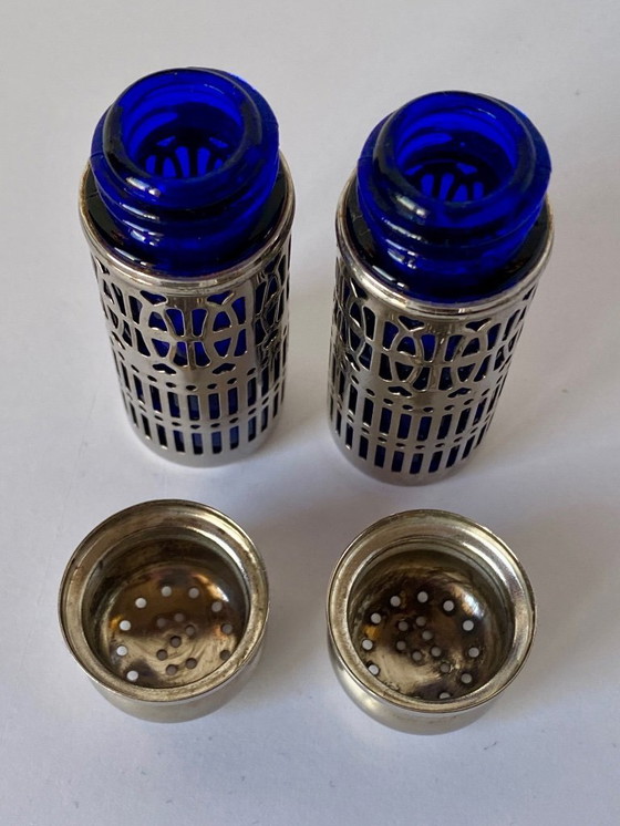 Image 1 of Ensemble ancien de salière et poivrière avec inserts en verre bleu cobalt – Angleterre – vers 1910-1935 – Plaqué argent