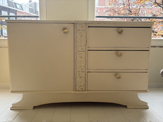 Image 1 of Buffet Art Déco avec de magnifiques boiseries et des poignées dorées