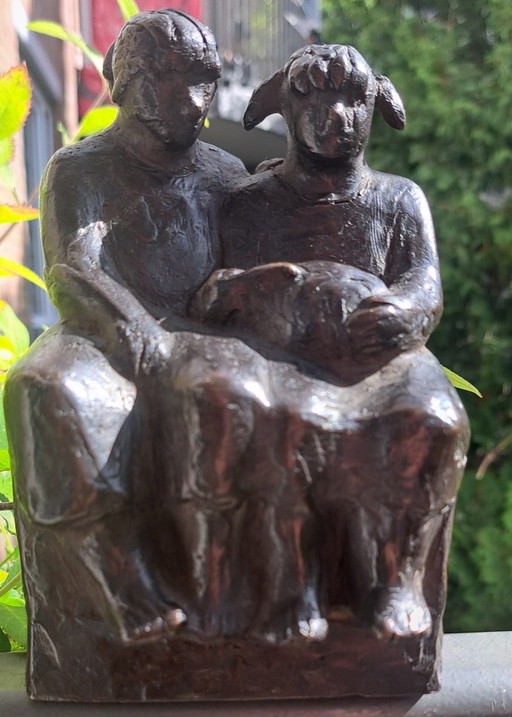 Mother and daughter with rabbit in bronze – beeldhouwkunst (photo 2 of 7)