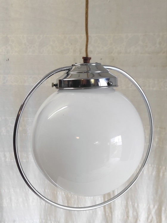 Image 1 of Lampada a sospensione in stile Art Déco in metallo cromato con globo in vetro opalino - metà del XX secolo