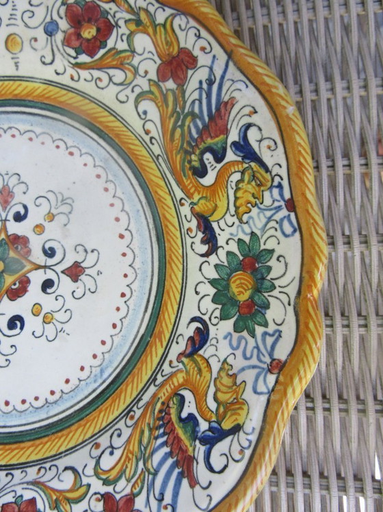 Antiker kleiner Keramikteller aus Deruta, Italien, Durchmesser 21 cm, Raffaellesco-Muster – Dekorative Objekte (photo 5 of 7)