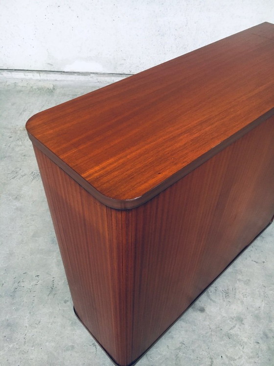 Image 1 of Archivador con puertas correderas de diseño moderno de mediados de siglo, Bélgica, años 60