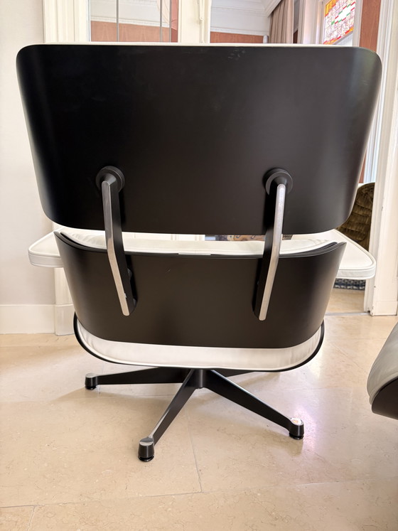 Originale Vitra Eames Lounge Chair +Ottoman pelle Bianco 2007 – Poltrone (photo 13 of 13)