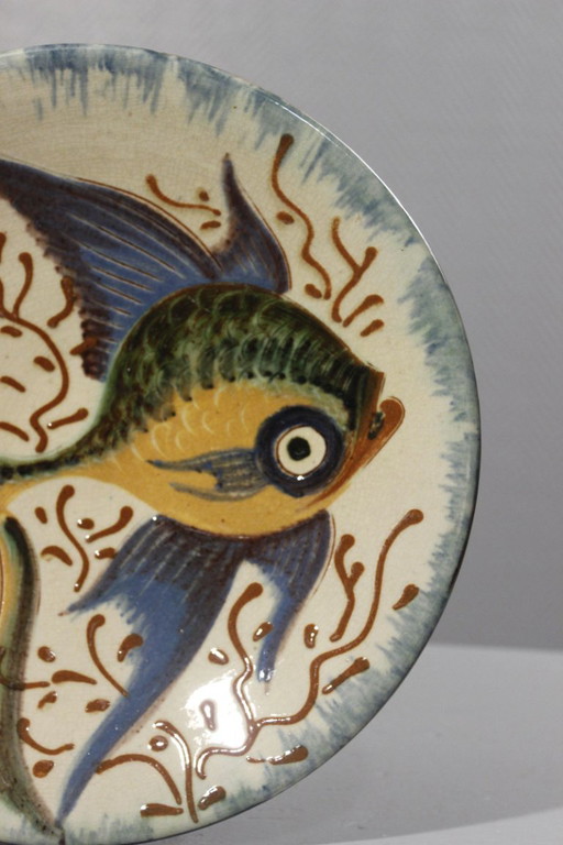 Puidgemont - Gran plato de pared con motivo de peces, terracota vidriada, España, siglo XX