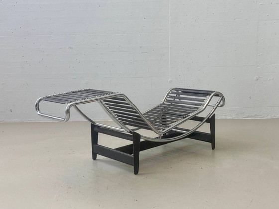 Cassina LC4 Chaises longues en Peau de Poney – Le Corbusier, Pierre Jeanneret & Charlotte Perriand – Metal (photo 15 of 26)
