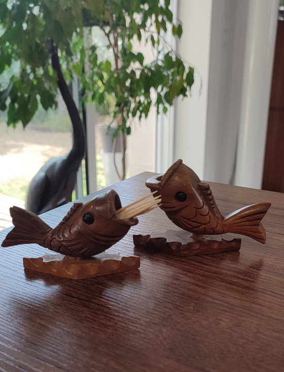 Paar antike, geschnitzte Zahnstocherhalter aus Holz in Fischform – poissons vintage sculptés, Tischdekoration (photo 9 of 11)