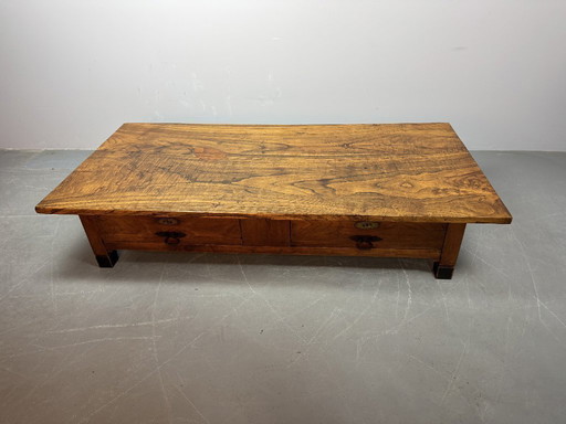 Gran mesa de centro francesa antigua de estilo rústico con dos cajones