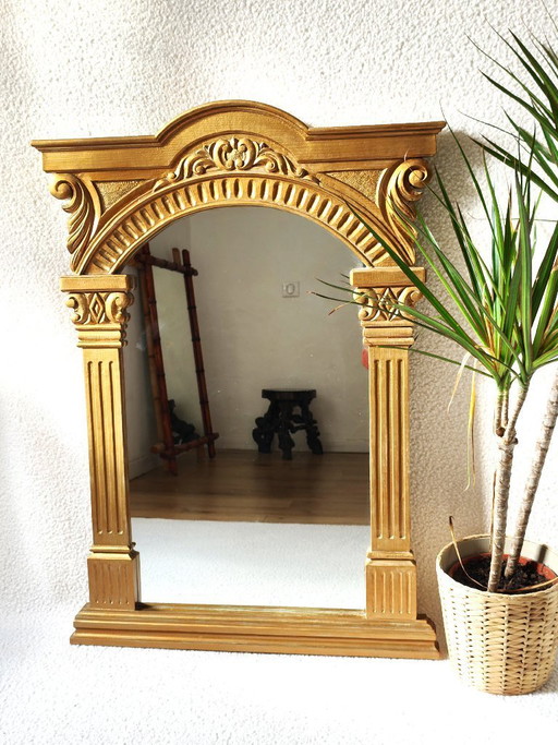 Specchio con frontone dorato