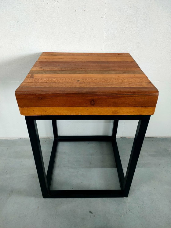 Image 1 of Mesita auxiliar, mesa para plantas, estructura metálica con tablero de madera gruesa.