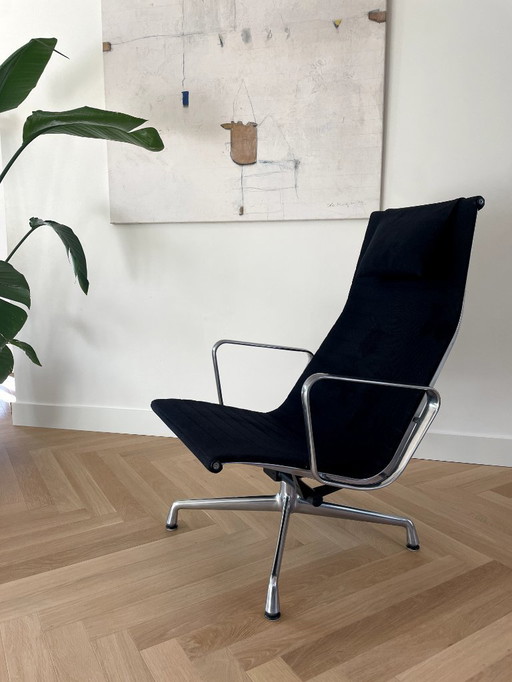Fauteuil Vitra EA 124 + Tabouret EA 125 – un classique du design (Herman Miller / Eames)