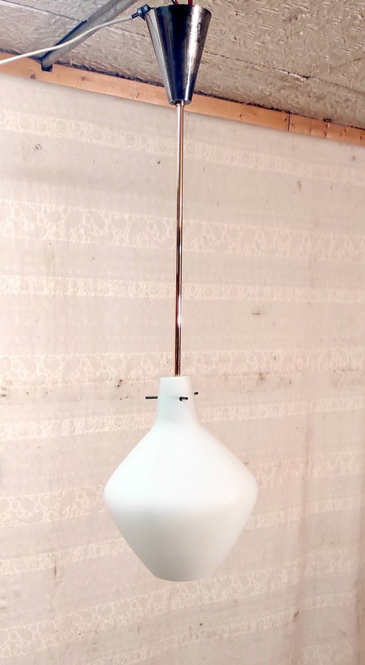 Lampada a sospensione a globo opalino con montatura in ottone - anni '50/'60
