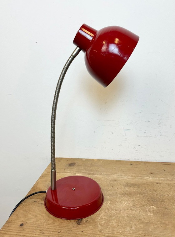 Image 1 of Lampada da tavolo industriale rossa a collo di cigno, anni '60