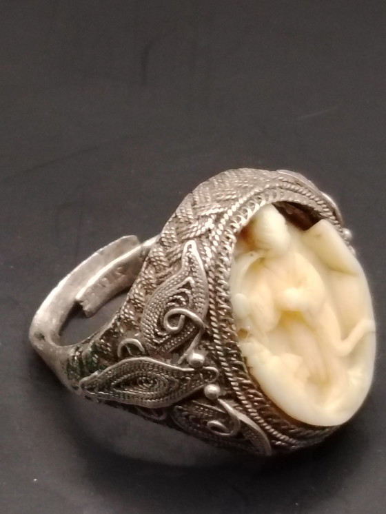 Image 1 of Antiker Ring aus Nachlass, Silber und Bein. Unikat. Handarbeit. Größe verstellbar. Sammlerobjekt 