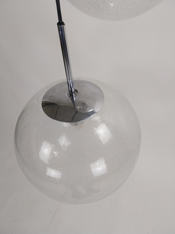 Image 1 of 1 ensemble de 2 lampes suspendues à boule en verre par Peill et Putzler 1970