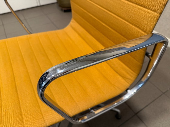 Vitra | Eames | EA107 | Hopsak Naranja | 2 unidades – Sillas de conferencia, Textil, Aluminio (photo 10 of 16)