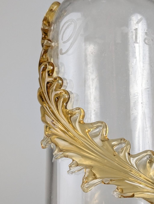 Bottiglia in vetro di uranio in stile Art Nouveau francese con foglie d'ambra applicate, circa 1900