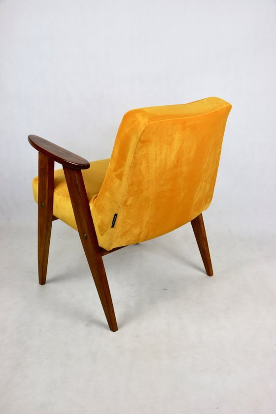 Image 1 of Gelbgoldener Sessel Modell 366 von Józef Chierowski, 1970er Jahre