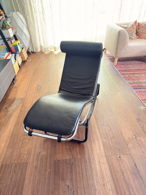 Chaise longue style Le Corbusier LC4 | Chaise longue en cuir noir et chrome, style LC4
